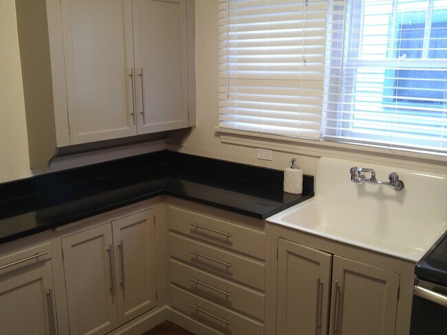 Building Photo - 170-704-708 Broadway Duplex, Bend