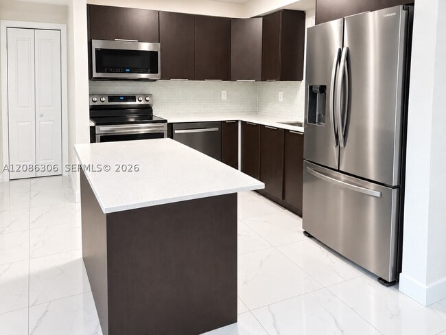 Building Photo - 9353 Fontainebleau Blvd
