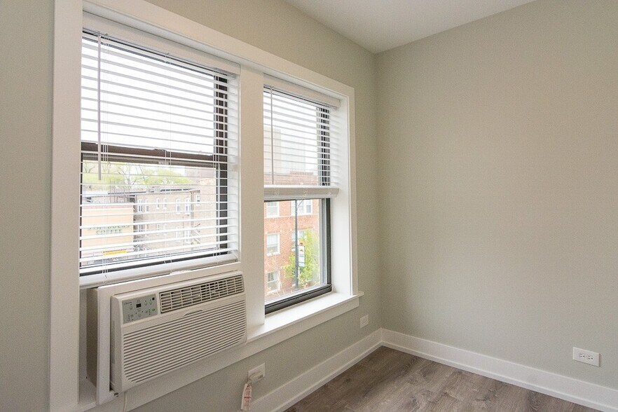 Building Photo - 706 W Brompton Ave