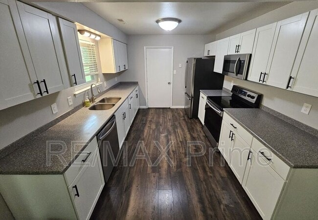 Building Photo - 3413 Newport Dr