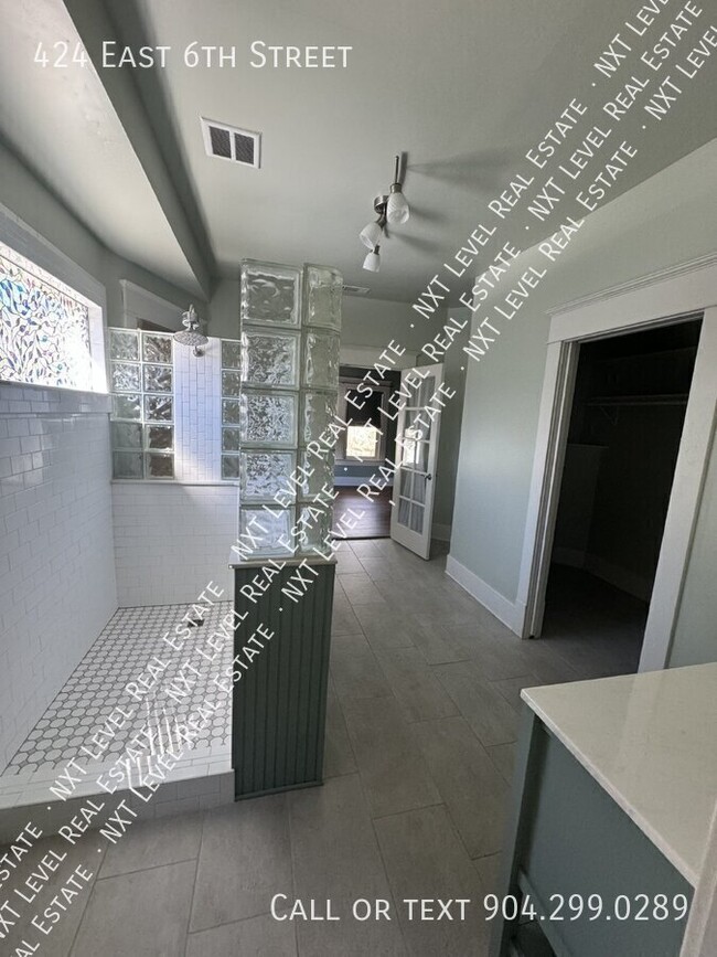 Building Photo - 424 E 6th St