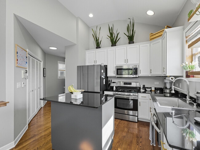 Building Photo - 1509 N Hudson Ave