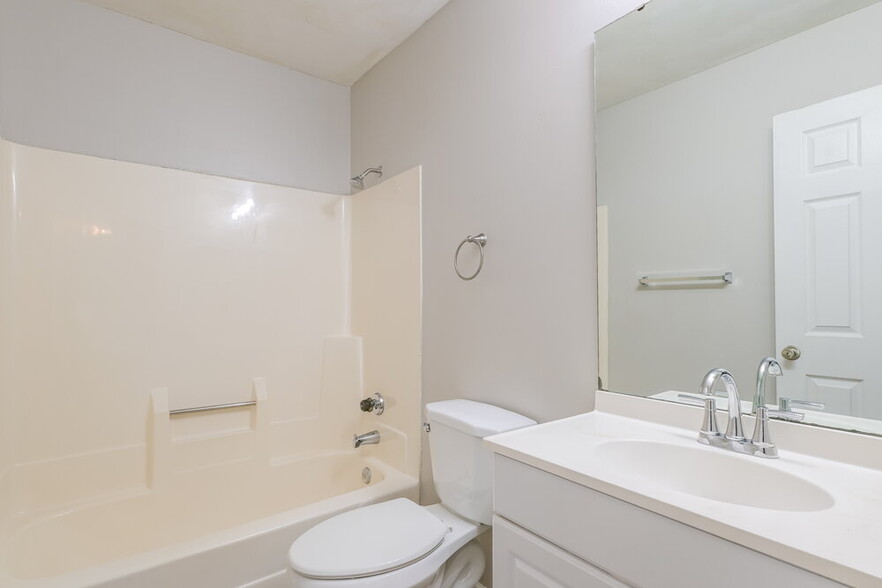 Building Photo - 14311 Riverfront Dr