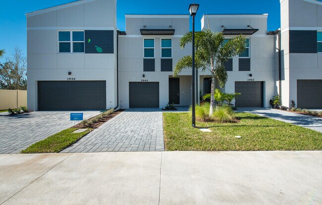 Building Photo - 3944 SE Caladium Ct