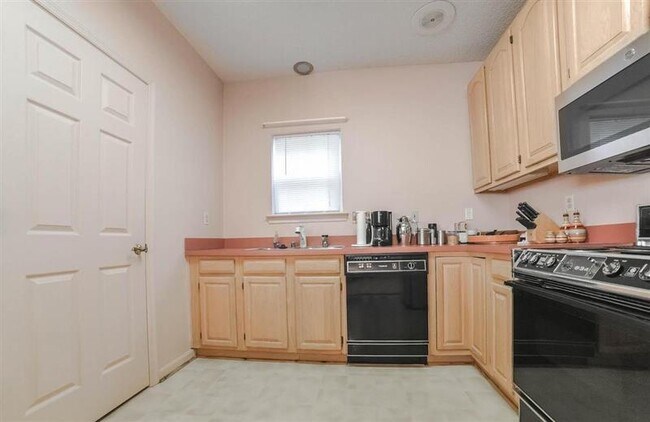 Building Photo - Stunning 2 Bedroom and 2 Bath Townhome !