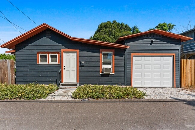 Building Photo - 2536 Burlington Ave N