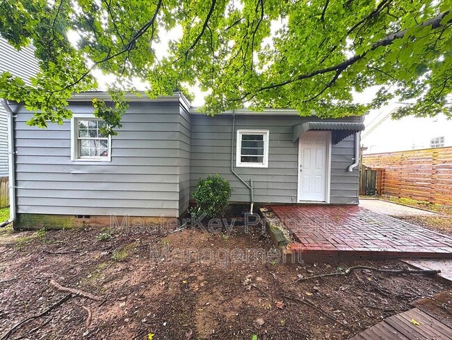 Building Photo - 1709 Oakwood Ave