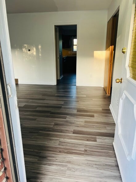 Building Photo - 5620 Cresthaven Ln