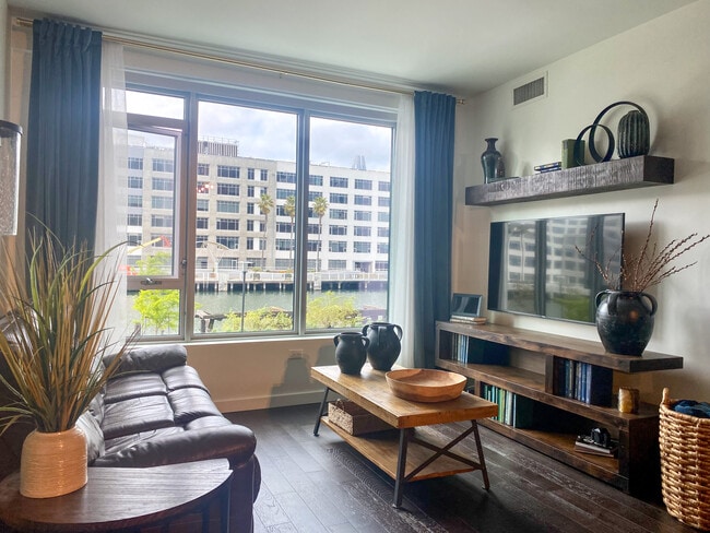 Building Photo - 1000 3rd St