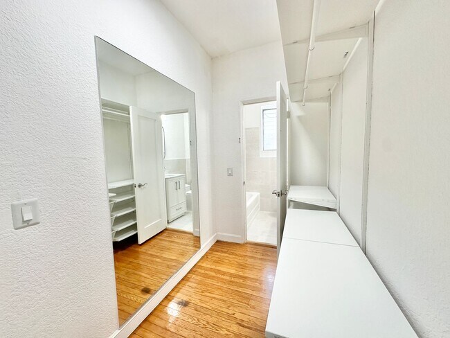 Building Photo - Spacious Studio on 12 Street between Eucli...