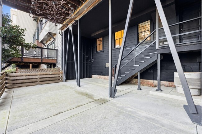 Building Photo - 2470 Broadway