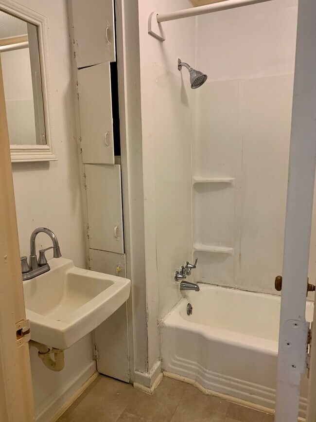 Building Photo - Promise Land North --  Charming 3 bedroom home in heart of Historic Walking District Downtown Mor...