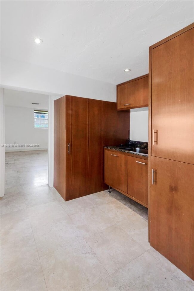 Building Photo - 1700 Bay Dr