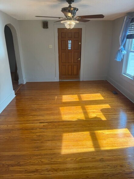 Building Photo - 403 W 6th St