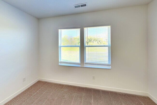 Building Photo - 842 Holmdale Dr
