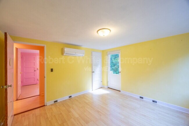 Building Photo - 205 Jinny Hill Rd