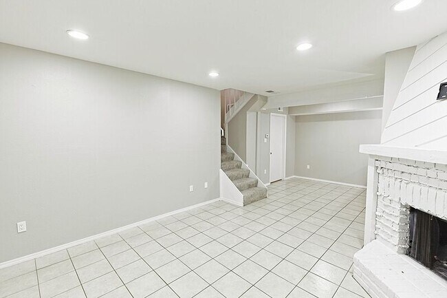 Building Photo - 889 Dublin Dr