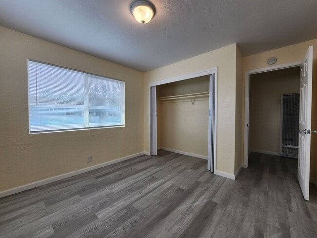 Building Photo - 1075 Delport Ave