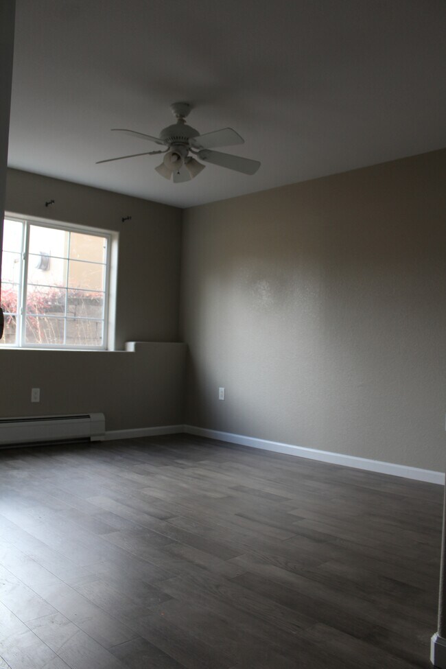 Building Photo - 495 River View Dr