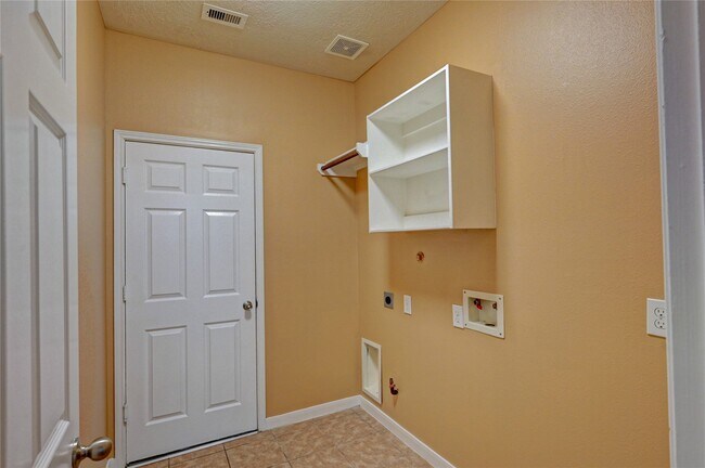 Building Photo - 2409 Shorebrook Dr