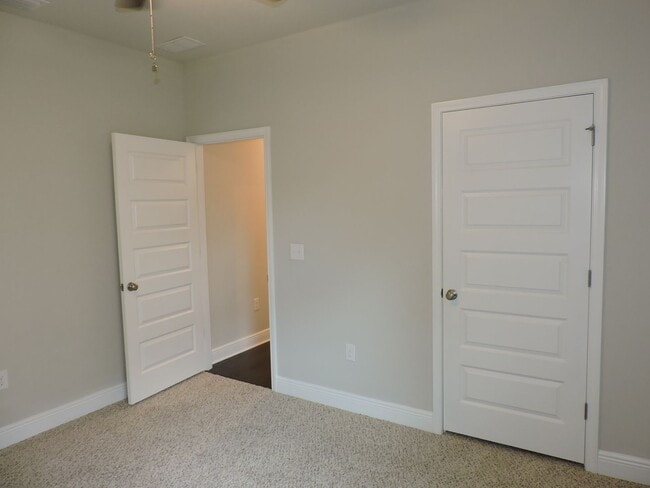 Building Photo - Beautiful home in gated community!