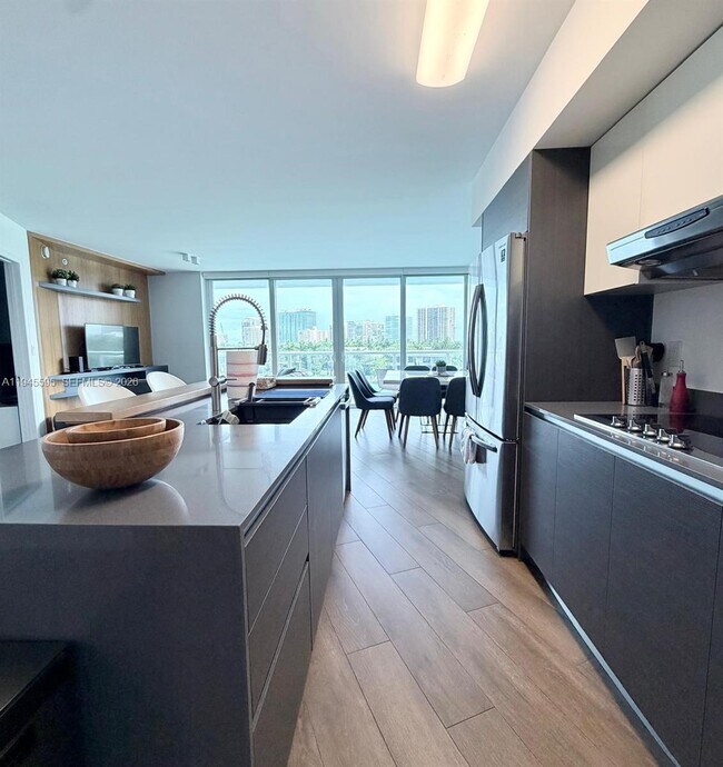 Building Photo - 9821 E Bay Harbor Dr