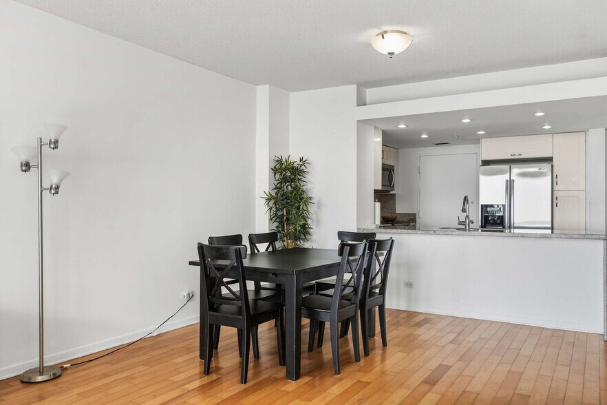 Building Photo - 5599 Collins Ave