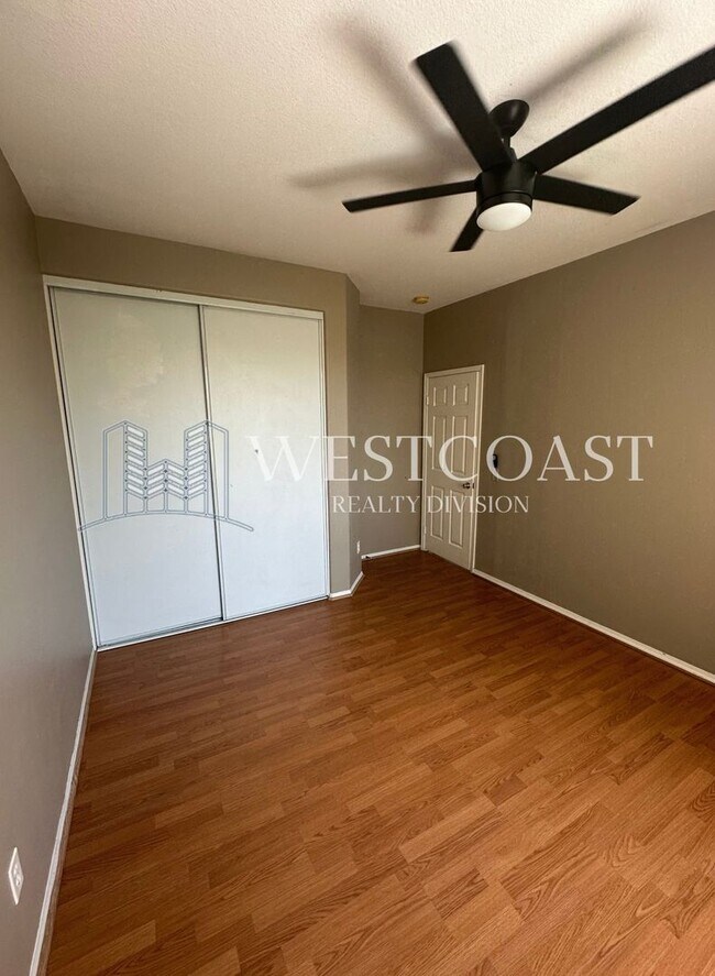 Building Photo - Bright & Spacious 4-Bed Townhome in Prime ...