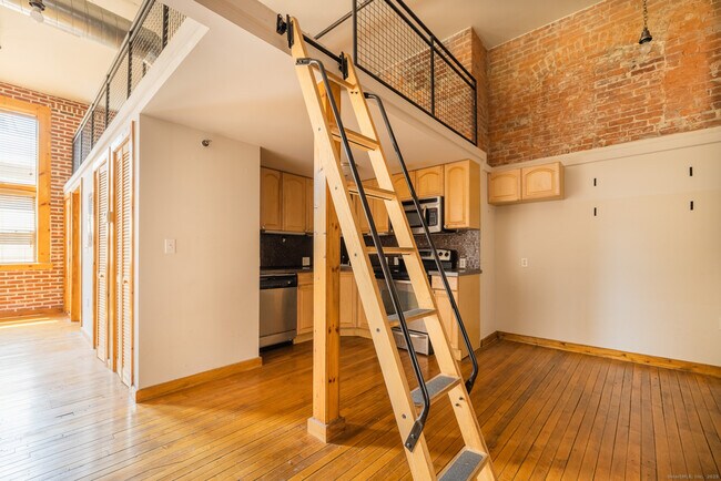 Building Photo - 325 Myrtle Ave