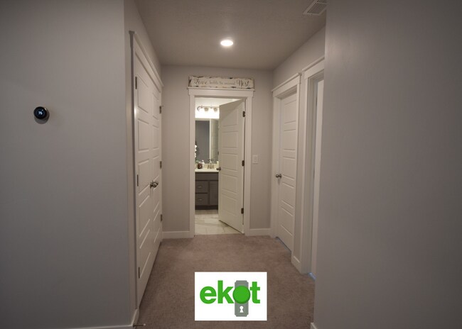 Building Photo - Spacious Townhome Near Shopping! 3 BD 2.5 BTH