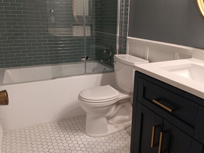 Building Photo - 3 Bedroom, 1.5 Bathroom Home! Schedule a Showing Today!