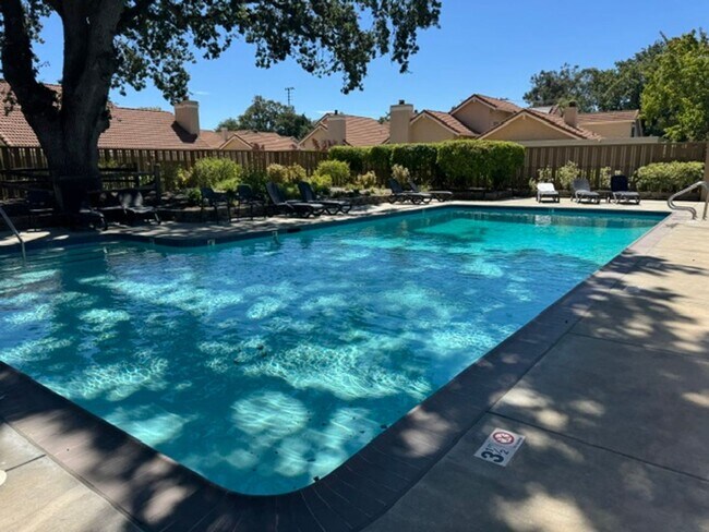 Building Photo - 2 story townhome with attached garage & no shared walls! Move in ready!