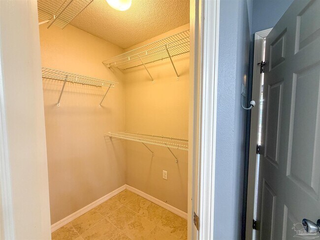 Building Photo - 3977 High Bridge Dr