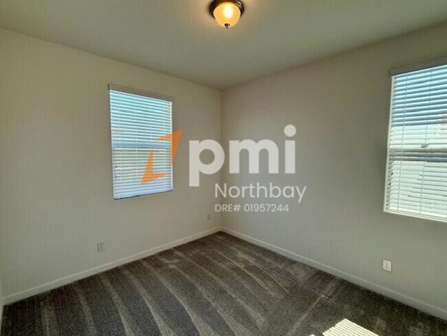 Building Photo - 707 Carnation Dr