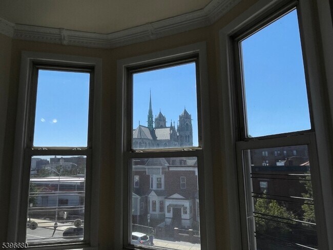 Building Photo - 115 Park Ave