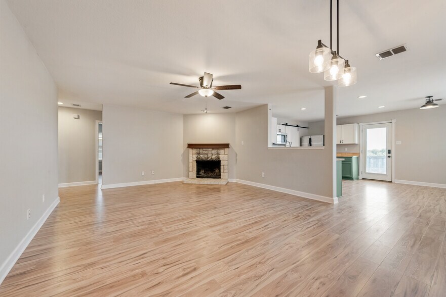 Building Photo - 550 Laurel Ln