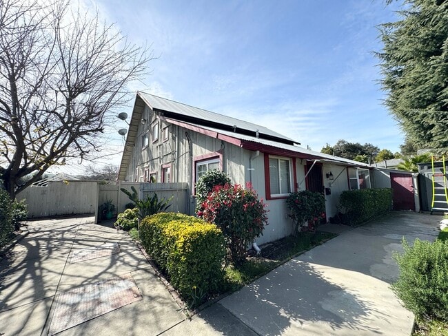 Building Photo - Country living Condo in Downtown Sunol with gated entrance