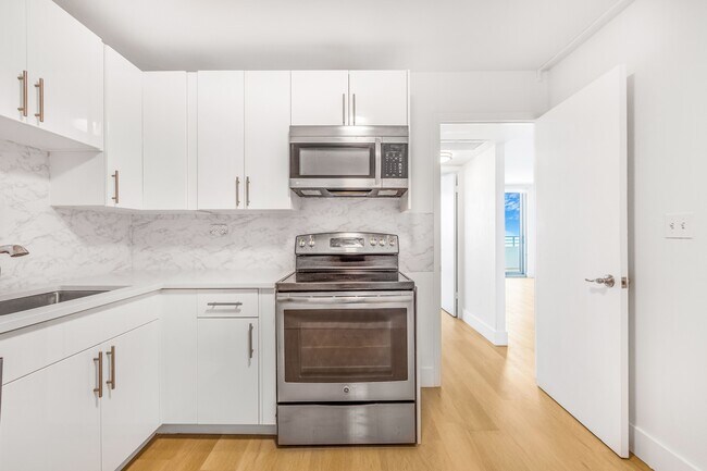 Building Photo - 5555 Collins Ave
