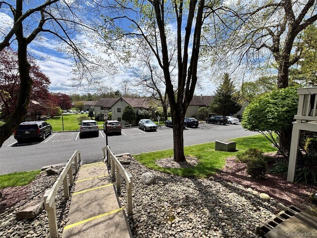 Building Photo - 10 Sycamore Dr