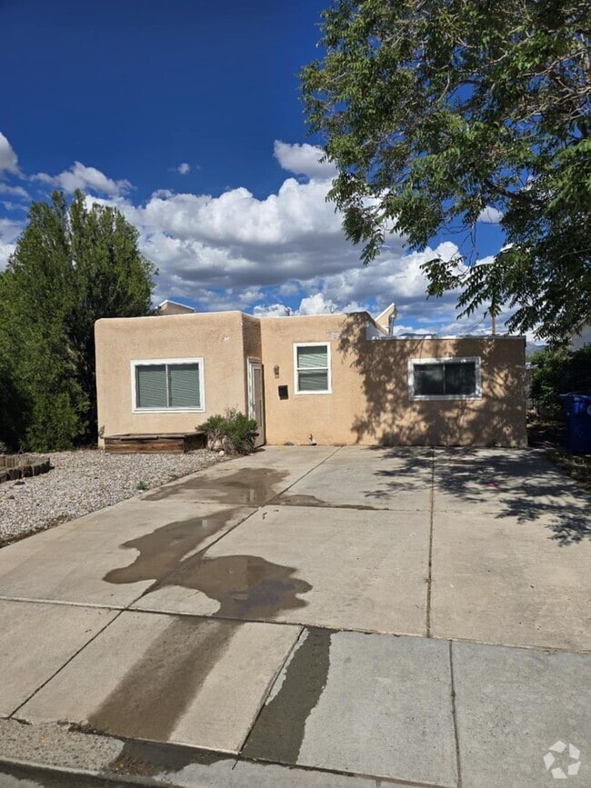 Building Photo - NE Two bedroom home