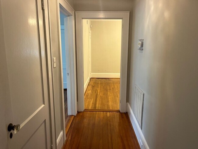 Building Photo - 3 bedroom, 2 bathroom