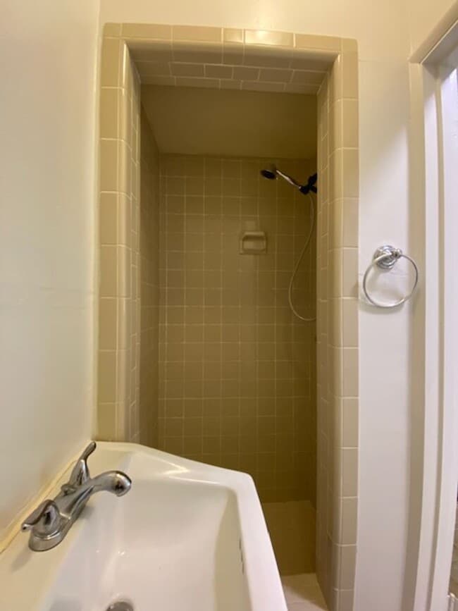 Building Photo - 916 Lighthouse Ave