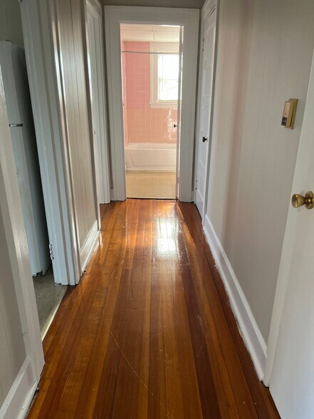 Building Photo - 40 Newcomb St