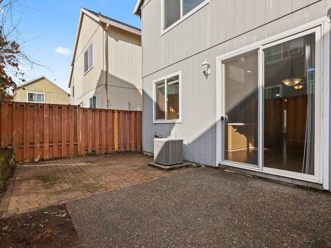 Building Photo - 3 Bed Home w/Recent Updates Attached Garag...