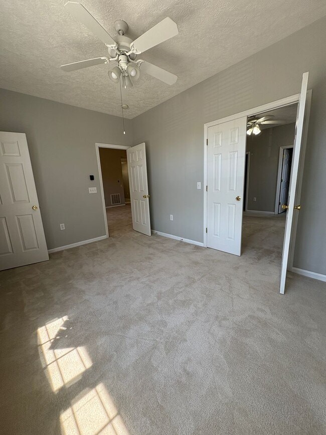 Building Photo - Beautiful 3 Bedroom and 2 Bath Apartment
