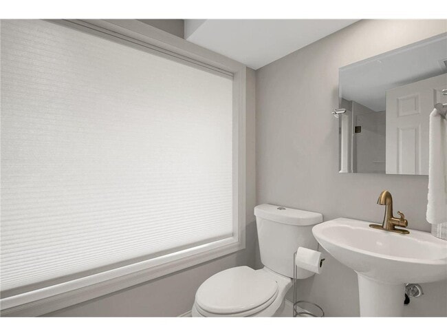 Building Photo - 3465 Deephaven Ave