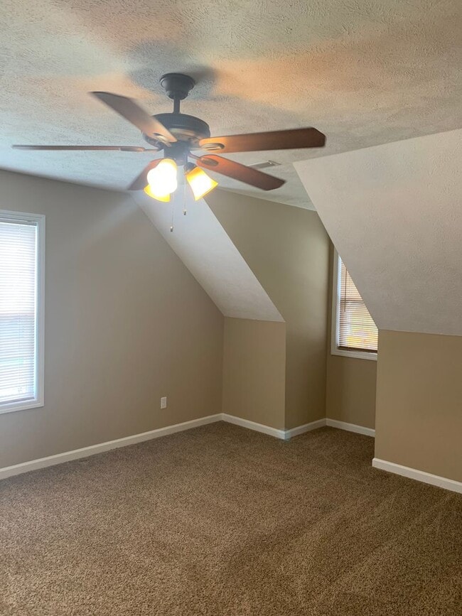 Building Photo - 3 Bedroom in GREAT LOCATION in the Center ...