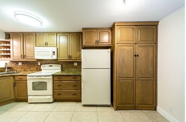 Building Photo - 6 Royal Palm Way