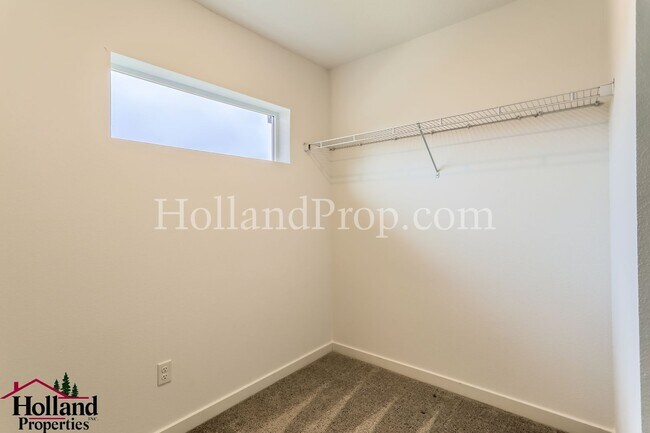 Building Photo - Gorgeous & Spacious Single-Home 3 beds 2.5 bath Available for you!