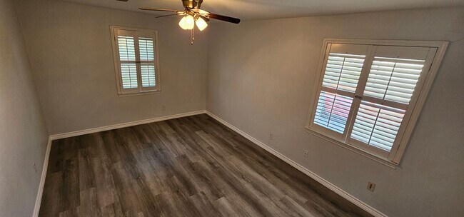 Building Photo - 1401 E Sherman Dr